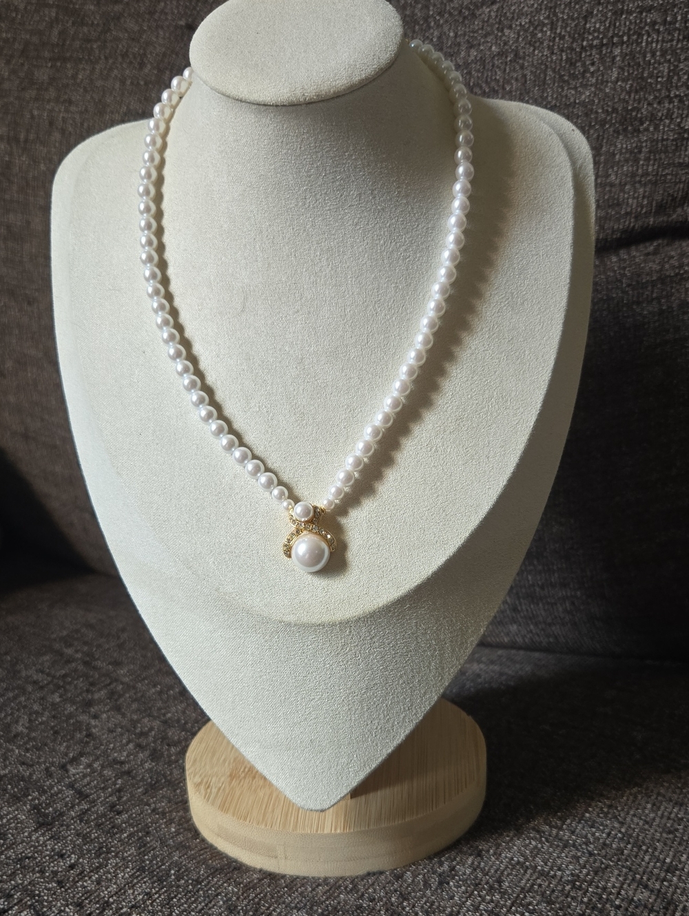 Vintage 80s Classic Faux White Pearl Necklace with Gold Tone Pendant💫